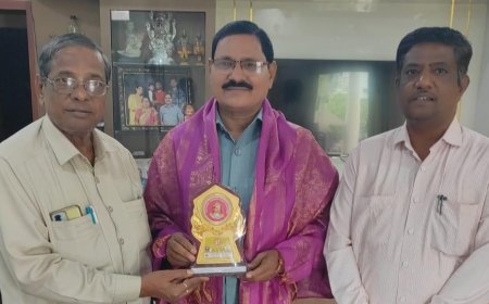 ಸುರೇಶ್ ಜಾದವ್ ಅವರಿಗೆ ಕೊನೇಕ ಅವರು ಸನ್ಮಾನಿಸಿದರು.