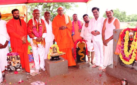 ಶ್ರೀ ಗಣೇಶ, ಹನುಮಾನ, ಈಶ್ವರ ಲಿಂಗ, ನಂದಿ, ನವಗ್ರಹ ಹಾಗೂ ನಾಗರ ವಿಗ್ರಹಗಳ ಸರಡಗಿ ಶ್ರೀಗಳಿಂದ ಮೂರ್ತಿ ಪ್ರಾಣ ಪ್ರತಿಷ್ಠಾಪಿಸಿದರು.