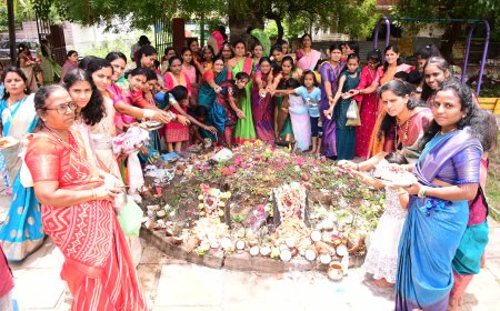 ಹುತ್ತಕ್ಕೆ ಹಾಲು ಹಾಲು ಯರಿಯುವದರ ಮೂಲಕ ಪಂಚಮಿ ಆಚರಿಸಿದ ಮಹಿಳೆರು