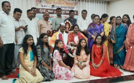 ಗುವಿವಿ ಡಾಕ್ಟರೇಟ್ ಪದವಿ ಪುರಸ್ಕೃತ ಡಾ.ಬಸವರಾಜ ಕೊರಳ್ಳಿ ಅವರಿಗೆ ಸ್ನೇಹಿತರ ಬಳಗದಿಂದ ಅಭಿನಂದಿಸಿದರು