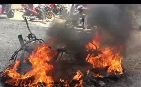 ಆಕಸ್ಮಿಕ ಬೆಂಕಿ ದ್ವಿಚಕ್ರವಾಹನ ಸುಟ್ಟು ಕರ್ಕಲ
