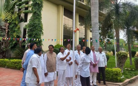ಶ್ರೀ ಶಶೀಲ್ ಜಿ ನಮೋಶಿ ಧ್ವಜಾರೋಹಣ ಮಾಡಿದರು