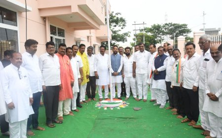 ಬಿಜೆಪಿ ಕಚೇರಿಯಲ್ಲಿ  78 ನೆಯ ಸ್ವಾತಂತ್ರ‍್ಯ ದಿನಾಚರಣೆ ಚಂದು ಪಾಟೀಲ, ಶಿವರಾಜ ಪಾಟೀಲ ರದ್ದೇವಾಡಗಿ,