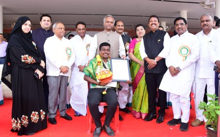 ಜಿಲ್ಲಾ ಉಸ್ತುವಾರಿ ಸಚಿವರಾದ ಪ್ರಿಯಾಂಕರಿಗೆ ಅವರು ಶಿವಶರಣ  ಬೆಣ್ಣೂರ್   ಅವರಿಗೆ ಪ್ರಶಸ್ತಿ ನೀಡಿ ಗೌರವಿಸಿದರು