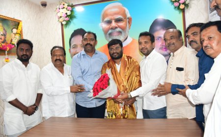 ಕಮಪಾ ವಿರೋಧ ಪಕ್ಷದ ನಾಯಕರಾಗಿ ಸಚಿನ್ ಕಡಗಂಚಿ ಅವರಿಗೆ ಚಂದು ಪಾಟೀಲ ಸನ್ಮಾನಿಸಿದರು