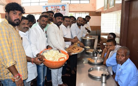 ನಿರಾಶ್ರಿತರಿಗೆ ಅನ್ನ ದಾಸೋಹ ಮೂಲಕ ಅಭಿಶೇಕ ಪಾಟೀಲರ ಜನ್ಮದಿನ ಆಚರಿಸಿದ ಅಭಿಮಾನಿಗಳು