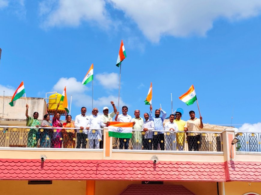 ದಿ ವಾಲ್ಮೀಕ ನಾಯಕ ಅವರ ಮನೆಯ ಮೇಲೆ ತಿರಂಗಾ ಅಭಿಯಾನ