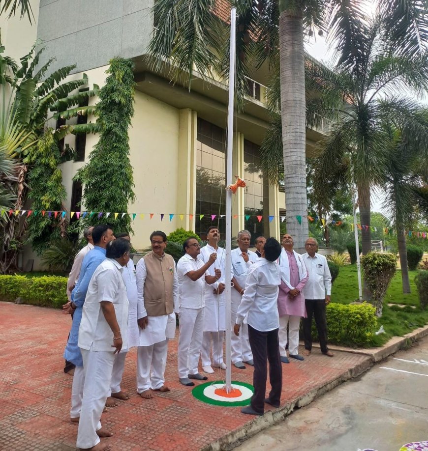 ಶ್ರೀ ಶಶೀಲ್ ಜಿ ನಮೋಶಿ ಧ್ವಜಾರೋಹಣ ಮಾಡಿದರು