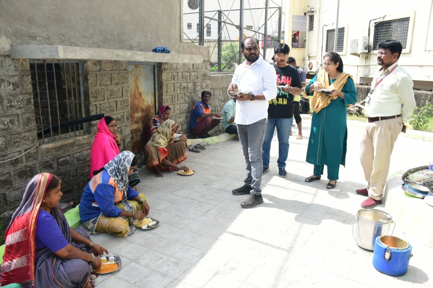 ಪೌರ ಕಾರ್ಮಿಕರ ಜೋತೆ ಸ್ಥಾಯಿ ಸಮಿತಿಯ ಅಧ್ಯಕ್ಷ ಸಚಿನ ಶಿರವಾಳ ಉಪಹಾರ ಸೇವನೆ