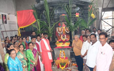 ಚವದಾಪುರಿ ಹಿರೇಮಠದಲ್ಲಿ  ಕರ್ತೃಗದ್ದಿಗೆ ಅಭಿಷೇಕ , ಪೂಜೆ ಸಲ್ಲಿಸಿದರು