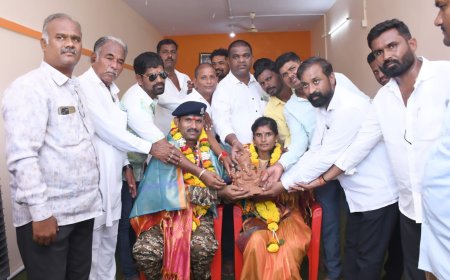 ನಿವೃತ್ತ ಯೋಧನಿಗೆ ಮಣ್ಣಿನ ಗಣಪತಿ ನೀಡಿ ಅಭಿನಂದನೆ