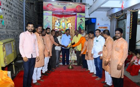 ಅತಿ ಹೆಚ್ಚು ಅಂಕ ಪಡೆದ ವಿದ್ಯಾರ್ಥಿಗಳಿಗೆ ಪ್ರಶಸ್ತಿ ನೀಡಿದ , ನಾಲ್ಕು ಚಕ್ರ ತಂಡ, ಛಪ್ಪರಬಂದಿ ಫೌಂಡೇಶನ್