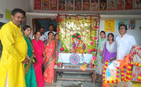 ಕಮಲನಗರ ಪಟ್ಟಣದ ಭಗಿರಥಿ ಪಬ್ಲಿಕ್ ಶಾಲೆಯಲ್ಲಿ ಶುಕ್ರವಾರ ಗಣೇಶ ವಿಸರ್ಜನೆ ಕಾರ್ಯಕ್ರಮಕ್ಕೆ ಅಧ್ಯಕ್ಷ ಡಾ. ಅಜಿತಕುಮಾರ್ ಶಾಸ್ತ್ರೀ ಚಾಲನೆ ನೀಡಿದರು.   ಕಮಲನಗರ ಭಗಿರಥಿ ಪಬ್ಲಿಕ್ ಶಾಲೆಯಲ್ಲಿ ಅದ್ಧೂರಿ ಗಣೇಶ ವಿಸರ್ಜನೆ