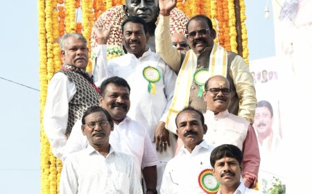 ವಲ್ಲಭಭಾಯಿ ಪಟೇಲ್ ಅವರ ಪುತ್ಥಳಿಗೆ ಸಂಗಾವಿ ಅವರು  ಮಾಲಾರ್ಪಣೆ ಮಾಡಿದರು