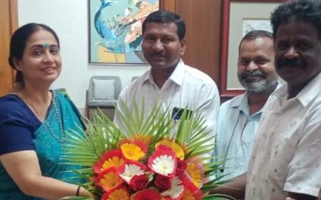 ರಾಜ್ಯ ಮುಖ್ಯ ಕಾರ್ಯದರ್ಶಿ ಶಾಲಿನಿ ರಜನೀಶ್ ಅವರಿಗೆ ಹೂಗುಚ್ಚ ನೀಡಿ ಗೌರವಿಸಿದ ಮಹೇಶ ಸಿ ಹುಬಳಿ
