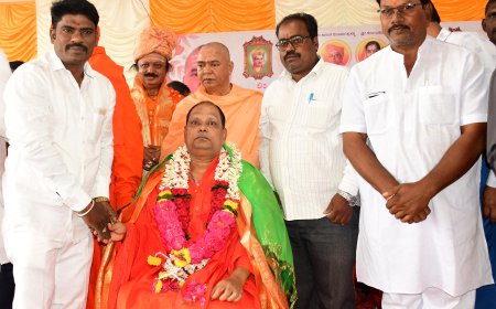 ಡಾ. ಸಾರಂಗಧರ ದೇಶಿಕೇಂದ್ರ ಸ್ವಾಮೀಜಿಗಳಿಗೆ ಸಂಜು ಮಂಜಳಕರ್ ಅವರು ಸನ್ಮಾನಿಸಿದರು