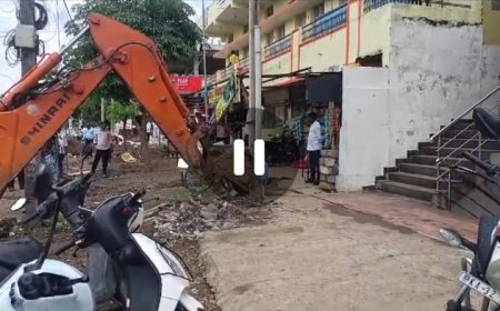 ಮಹಾನಗರ ಪಾಲಿಕೆಯು, ಪೊಲೀಸರ ನೆರವಿನೊಂದಿಗೆ ಜೇವರ್ಗಿ ಕಾಲೋನಿ ಮತ್ತು ಪಿ.ಎನ್.ಟಿ ಕಾಲೋನಿಯ ಅತಿಕ್ರಮಣ ಕಟ್ಟಡ ಬುಲ್ಡೋಜರ್ ನಿಂದ ತೆರವು .