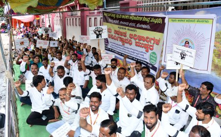 ಜಿಲ್ಲಾಧಿಕಾರಿ ಕಚೇರಿ ಎದುರು ಎರಡನೇ ದಿನ ಅನಿರ್ಧಿಷ್ಟ ಧರಣ  ಸತ್ಯಾಗ್ರಹ