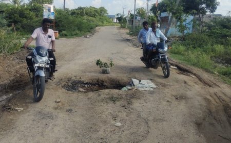 ಬೆನಕನಹಳ್ಳಿ ರಸ್ತೆ ಗುಂಡಿ ಮುಚ್ಚಲು - ತಿಪ್ಪಣ್ಣ ಕ್ಯಾತನಾಳ ಆಗ್ರಹ.