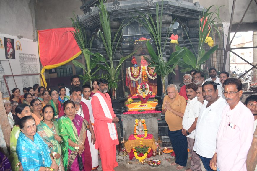 ಚವದಾಪುರಿ ಹಿರೇಮಠದಲ್ಲಿ  ಕರ್ತೃಗದ್ದಿಗೆ ಅಭಿಷೇಕ , ಪೂಜೆ ಸಲ್ಲಿಸಿದರು