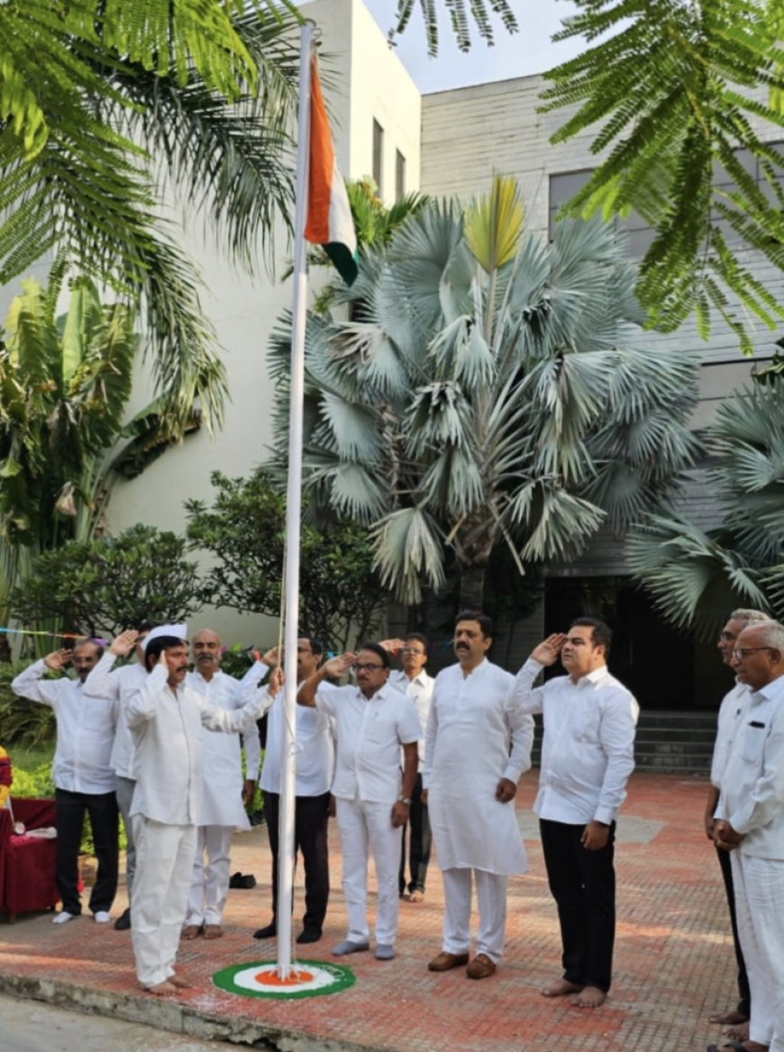 ಹೈದರಾಬಾದ್ ಕರ್ನಾಟಕ ಶಿಕ್ಷಣ ಸಂಸ್ಥೆಯಲ್ಲಿ ಧ್ವಜಾರೋಹಣ ನೆರವೇರಿಸಿದ ಶ್ರೀ ಶಶೀಲ್ ಜಿ ನಮೋಶಿ