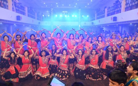 ದಾಂಡಿಯಾ,ಕಾರ್ಯಕ್ರಮ ಉದ್ಘಾಟಿಸಿದ ಸಮಾಜ ಸೇವಕಿ  ಲಕ್ಷ್ಮೀ ದತ್ತಾತ್ರೇಯ ಪಾಟೀಲ ರೇವೂರ, ಗಾರ್ಬಾ ನೃತ್ಯಕ್ಕೆ ಹೆಜ್ಜೆ ಹಾಕಿದ ಯುವತಿಯರು,