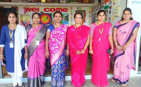 ನವರಾತ್ರಿ ಸಂಭ್ರಮದಲ್ಲಿ ಹಬ್ಬದ ವಿಶೇಷ ವಿಭಿನ್ನ ಬಣ್ಣಗಳ ಸೀರೆಯುಟ್ಟು ಶಿಕ್ಷಕಿಯರು