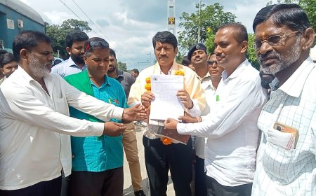 ರೈಲುಗಳ ನಿಲುಗಡೆಗೆ ಆಗ್ರಹಿಸಿ  ಮನವಿ ಪತ್ರ ಸಲ್ಲಿಕೆ ::