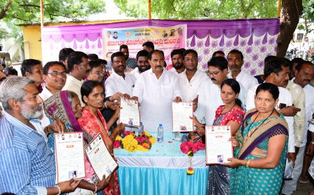 ಅಲ್ಲಂಪ್ರಭು ಪಾಟೀಲ್ ಹಕ್ಕು ಪತ್ರಗಳನ್ನು ವಿತರಣೆ