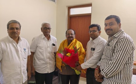 ಡಾ.ಸಿ  ಸೋಮಶೇಖರ್ ಅವರಿಗೆ ಚಪ್ಪರಬಂದಿ ಗೌರವಿಸಿ ಸನ್ಮಾನಿಸಿದರು.