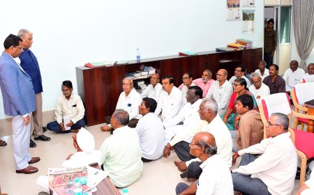 ಗುಲ್ಬರ್ಗಾ ವಿಶ್ವವಿದ್ಯಾಲಯ ನಿವೃತ್ತ ನೌಕರರ ಸಂಘದ ನೇತೃತ್ವದಲ್ಲಿ ಕುಲಸಚಿವರ ಕಚೇರಿಯಲ್ಲೆ ಕುಳಿತು ಪ್ರತಿಭಟನೆ