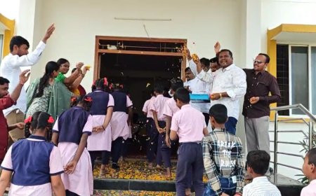 ಆಳಂದ ವಸತಿ ಶಾಲಾ ಮಕ್ಕಳಿಗೆ ಪುಷ್ಪವೃಷ್ಟಿ ಮೂಲಕ ದಿನಾಚರಣೆ