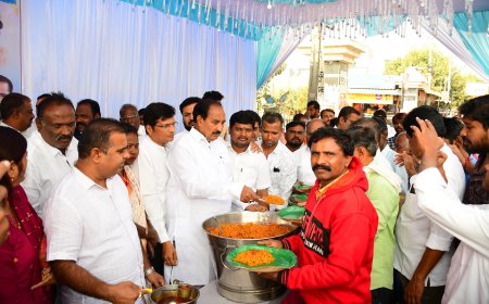 ಕಲಬುರಗಿ: ಸಚಿವ ಪ್ರಿಯಾಂಕ ಖರ್ಗೆ ಅವರ 46ನೇ ಜನ್ಮದಿನದ ಪ್ರಯುಕ್ತ  ಅನ್ನ ಸಂತರ್ಪಣೆ