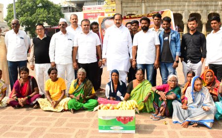 ಕನ್ನಡಿಗರ ಸೇನೆ ವತಿಯಿಂದ ಹಣ್ಣು ವಿತರಿಸಿ ಖರ್ಗೆ ಅವರ ಜನ್ಮದಿನಾಚರಣೆ