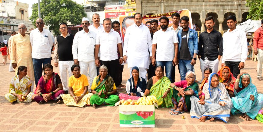 ಕನ್ನಡಿಗರ ಸೇನೆ ವತಿಯಿಂದ ಹಣ್ಣು ವಿತರಿಸಿ ಖರ್ಗೆ ಅವರ ಜನ್ಮದಿನಾಚರಣೆ