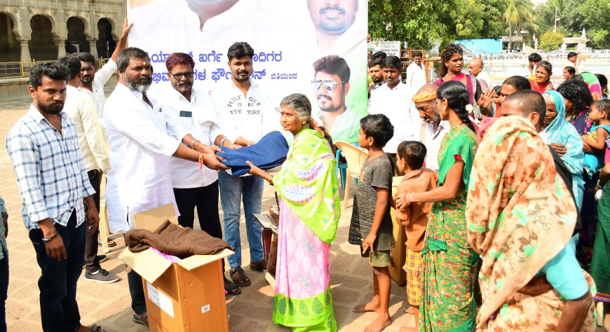 ಮಾದಿಗರ ಅಭಿಮಾನಿಗಳ ಫೌಂಡೇಶನ್ ವತಿಯಿಂದ ಶಾಲು ಹೂದಿಕೆ ವಿತರಿಸಿ ಖರ್ಗೆ ಅವರ ಜನ್ಮದಿನ ಆಚರಣೆ