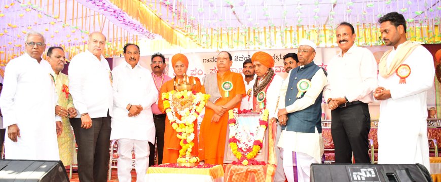 ಕಲಬುರಗಿ ಕಲಾವಿದರಿಂದ ಕಲ್ಲಯ್ಯ ಅಜ್ಜನವರ ತುಲಾಭಾರ