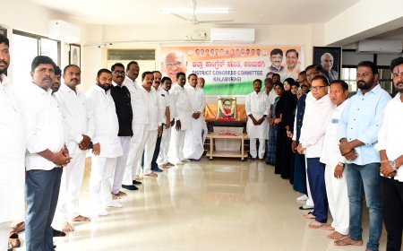 ಜಿಲ್ಲಾ ಕಾಂಗ್ರೆಸ್ ಸಮಿತಿ ಕಚೇರಿಯಲ್ಲಿ ಡಾ.ಬಿ.ಆರ್.ಅಂಬೇಡ್ಕರ್ ಅವರ ಭಾವಚಿತ್ರಕ್ಕೆ ಪೂಜೆ ಸಲ್ಲಿಸಿದರು