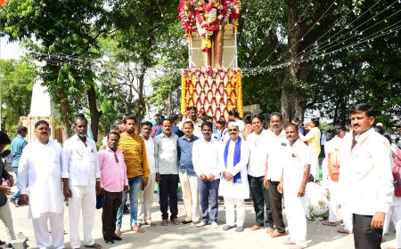 ಲಚ್ಚಪ್ಪ ಎಸ್. ಜಮಾದಾರ ಅವರು ಬಾಬಾ ಸಾಹೇಬ್ ಡಾ. ಬಿ.ಆರ್. ಅಂಬೇಡ್ಕರ್ ಅವರ ಪುತ್ತಳಿಗೆ ಮಾಲಾರ್ಪಣೆ ಮಾಡಿದರು