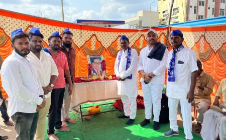 ನಗರದಲ್ಲಿ ಡಾ. ಬಾಬಾ ಸಾಹೇಬ ಅಂಬೇಡ್ಕರ್ ಭಾವಚಿತ್ರಕ್ಕೆ ಮಾಲಾರ್ಪಣೆ ಮಾಡಿ ಮೌನಚರಣೆ