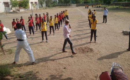 ಯಲಗೊಡ ಪ್ರೌಢಶಾಲೆಯ ವಿದ್ಯಾರ್ಥಿನಿಯರಿಗೆ ಕರಾಟೆ ತರಬೇತಿ .