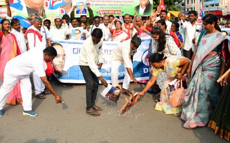 ಎಸ್‌ವಿಪಿ ವೃತ್ತದಲ್ಲಿ ವಿವಿಧ ಸಂಘಟನೆಯ ವತಿಯಿಂದ ಅಮಿತ್ ಶಾ, ಸಿಟಿ.ರವಿ ಭಾವ ಚಿತ್ರ ಸುಟ್ಟು ಹಾಕಿದರು