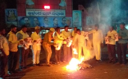 ಮನುಸ್ಮೃತಿ ಪ್ರತಿಗಳು ದಹಿಸಿ ಪ್ರತಿಭಟನೆ