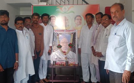 ಚಿಂಚೋಳಿ ಕಾಂಗ್ರೆಸ್ ಕಛೇರಿಯಲ್ಲಿ :  ಡಾ. ಮನಮೋಹನ ಸಿಂಗ್ ರವರಿಗೆ ಭಾವಪೂರ್ಣ ಶ್ರದ್ಧಾಂಜಲಿ  ಅರ್ಪಣೆ