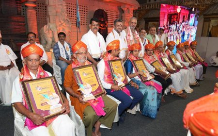 ಬೆಂಗಳೂರು ಅರಮನೆ ಮೈದಾನದಲ್ಲಿ ತೃತೀಯ ವಿಶ್ವ ಹವ್ಯಕ ಸಮ್ಮೇಳನದಲ್ಲಿ ಸೌಮ್ಯ ಪೆರ್ನಾಜೆಯವರಿಗೆ "ಹವ್ಯಕ ಕೃಷಿ ರತ್ನ" ಪ್ರಶಸ್ತಿ ಪ್ರಧಾನ