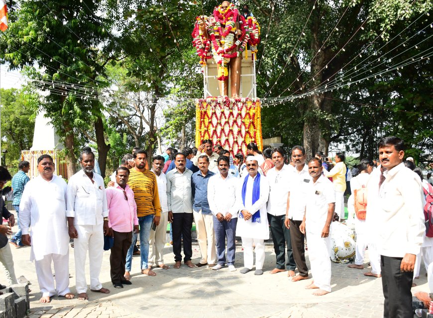 ಲಚ್ಚಪ್ಪ ಎಸ್. ಜಮಾದಾರ ಅವರು ಬಾಬಾ ಸಾಹೇಬ್ ಡಾ. ಬಿ.ಆರ್. ಅಂಬೇಡ್ಕರ್ ಅವರ ಪುತ್ತಳಿಗೆ ಮಾಲಾರ್ಪಣೆ ಮಾಡಿದರು