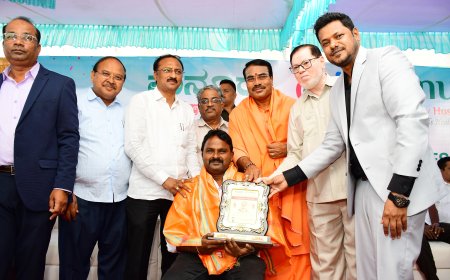 ಮಾಧ್ಯಮ ಕ್ಷೇತ್ರದಲ್ಲಿ ಸಲ್ಲಿಸಿದ ಗಣನೀಯ ಸೇವೆಯನ್ನು ಪರಿಗಣಸಿ ಮಂಜುನಾಥ ಜಮಾದಾರ್ ಅವರಿಗೆ ಪ್ರಶಸ್ತಿ ಪ್ರಧಾನ