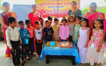ಕಮಲನಗರ ಪಟ್ಟಣದ ಭಾಗಿರಥಿ ಪಬ್ಲಿಕ್ ಶಾಲೆಯಲ್ಲಿ 2025ರ ಹೊಸ ವರ್ಷಕ್ಕೆ ಮಕ್ಕಳಿಂದ ಕೇಕ್ ಕತ್ತರಿಸುವ ಮೂಲಕ ಅದ್ಧೂರಿ ಸ್ವಾಗತ ಮಾಡಿದರು.