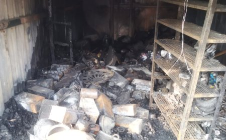 ವಿದ್ಯುತ್ ಸ್ಪರ್ಶದಿಂದ ಆಟೋಮೊಬೈಲ್ ಅಂಗಡಿ ಸುಟ್ಟು ಬಸ್ಮವಾಗಿದೆ.