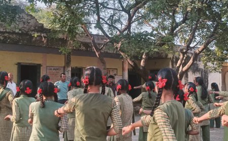 ವಿದ್ಯಾರ್ಥಿನಿಯರಿಗೆ ಕರಾಟೆ ತರಬೇತಿ ನೀಡಿದ ಕರಾಟೆ ಶಿಕ್ಷಕ ಸಿದ್ದಲಿಂಗ ಮಾಹೋರ್